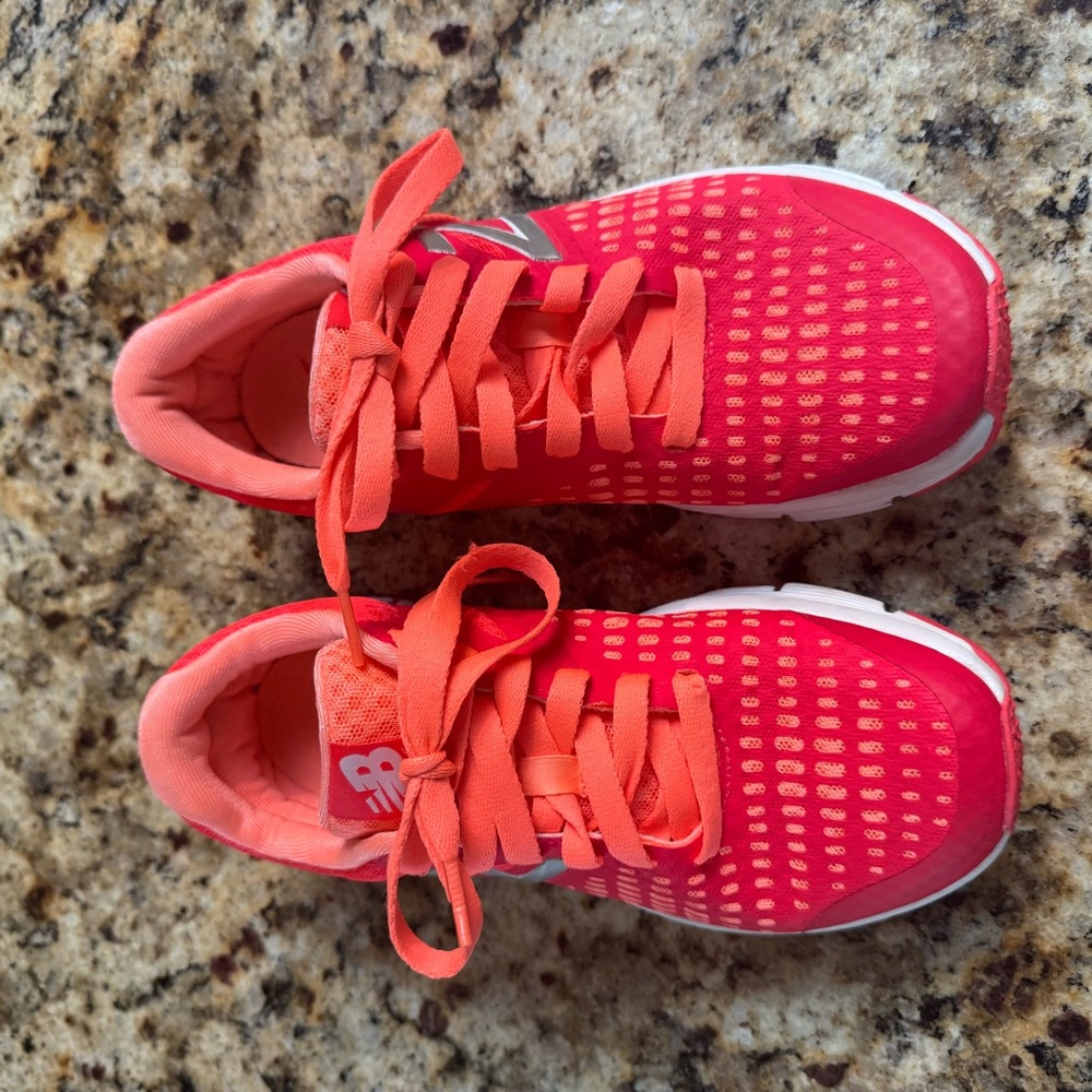 Women’s New Balance Coral Tennis Shoe 775 Cush + Size 6. EUC